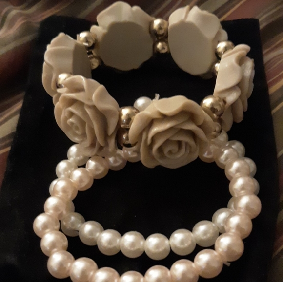 BEAUTIFUL BEIGE COLOR STRETCH BRACELETS - Picture 3 of 4